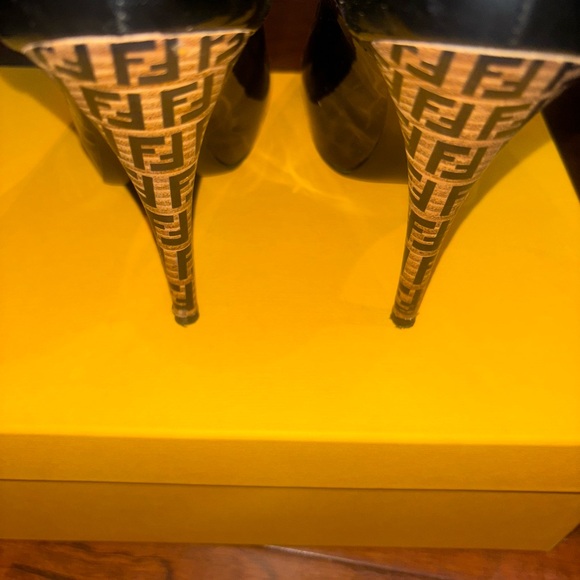 Authentic Fendi Black Patent Leather Spuntata Vernice Peep Toe Platform Pumps - Picture 7 of 8